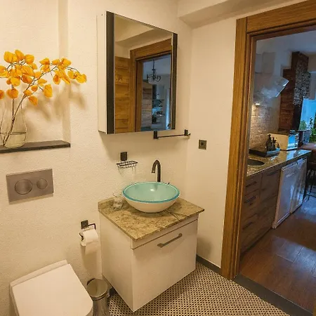 Guestport No 3 Luxury With Balcony, 2 Bathrooms Apartment *